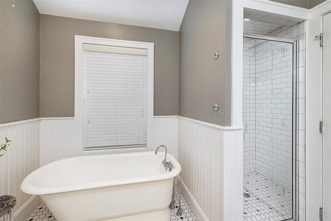 Building Photo - 386 Main St