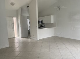 Building Photo - 219 SE 8th St