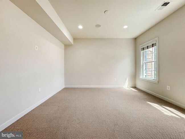 Building Photo - 42365 Pine Forest Dr