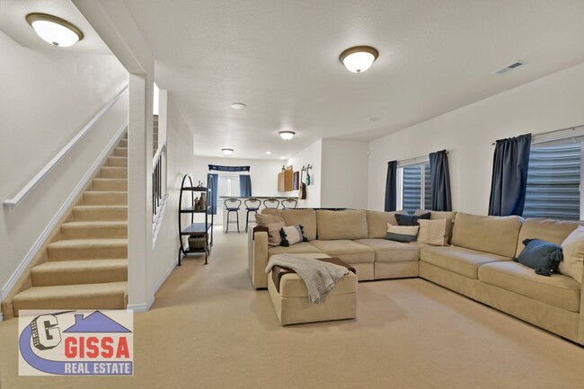 Building Photo - This stunning six-bedroom, three-and-a-hal...