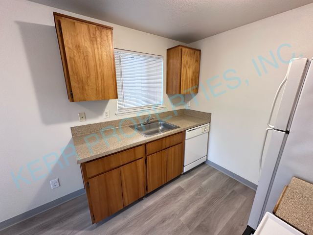 Building Photo - Charming 2-Bedroom Multiplex in Portland with Cozy 862 Sq Ft Layout - Perfect for Urban Living!