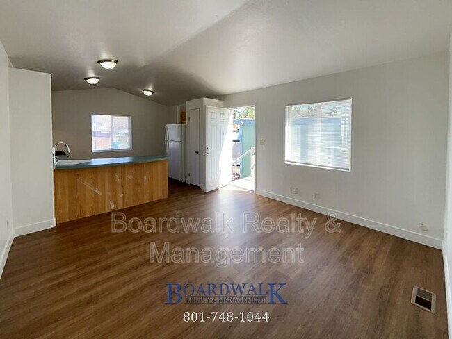 Building Photo - 155 W State St