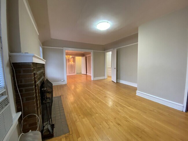 Building Photo - 2533 N Lake Dr
