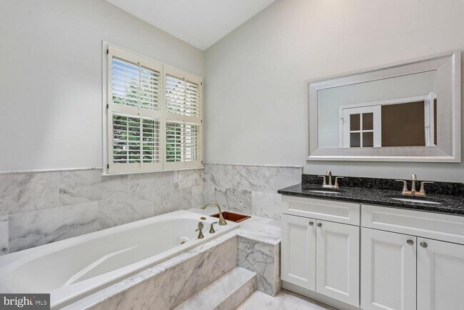 Building Photo - 417 Winding Rose Dr