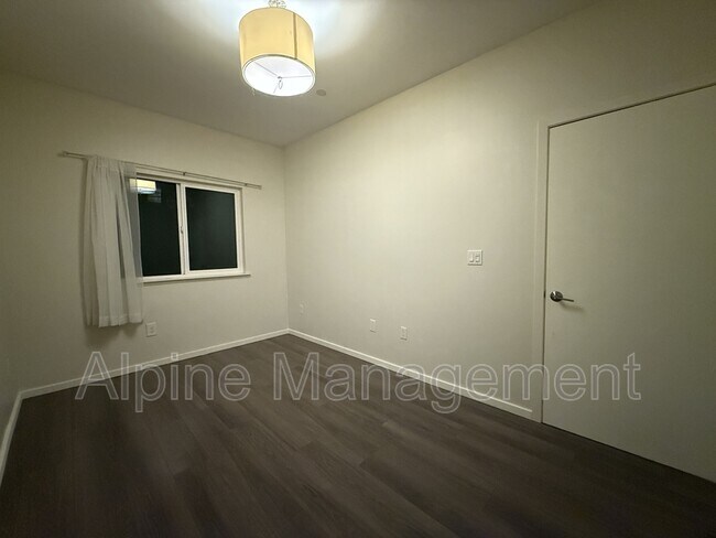 Building Photo - 562 29th St