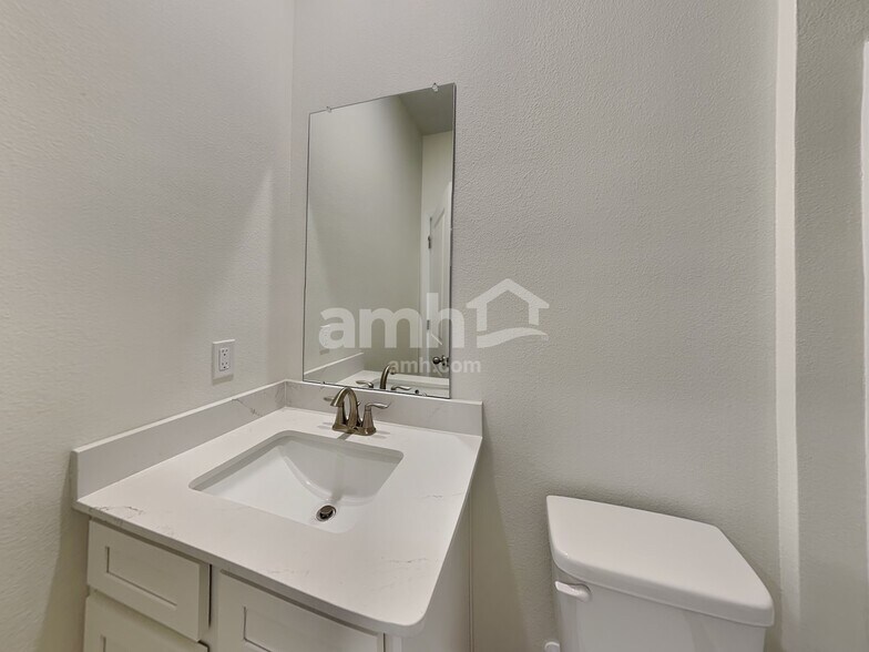 Building Photo - 5956 Pinewood Ests Dr