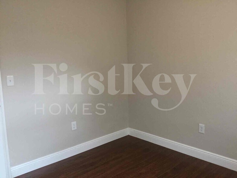 Building Photo - 1785 SW 43rd Ave