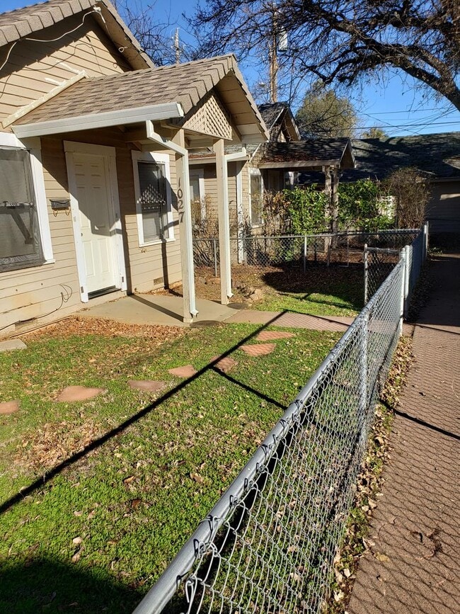 Building Photo - 1 Bedroom/1 Bath Cottage Near Downtown Redding