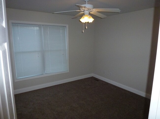 Building Photo - 3 Bedroom/2 Bath Home Jonesborough, TN