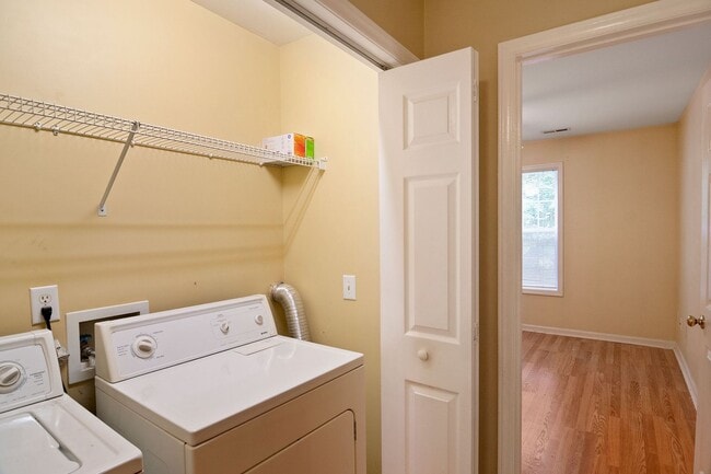 Building Photo - Spacious 3 Bedroom Condo- Close to NCSU and Downtown Raleigh! Available Now!