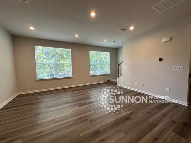 Building Photo - Beautiful 4 Bed 3.5 Bath Townhome minutes ...