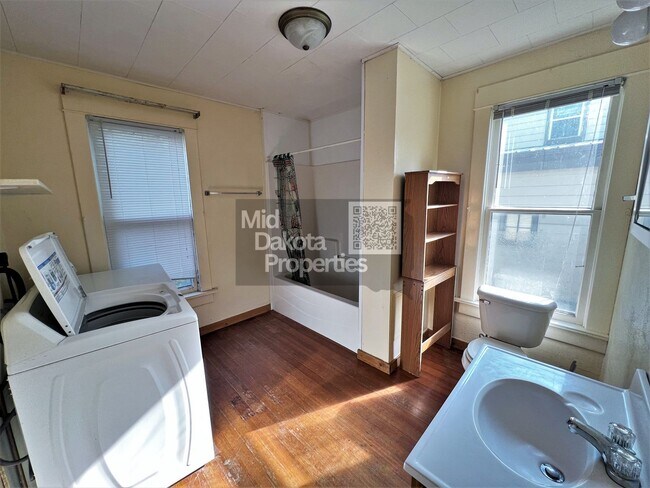 Building Photo - 1200 E 3rd-2 Bedroom house