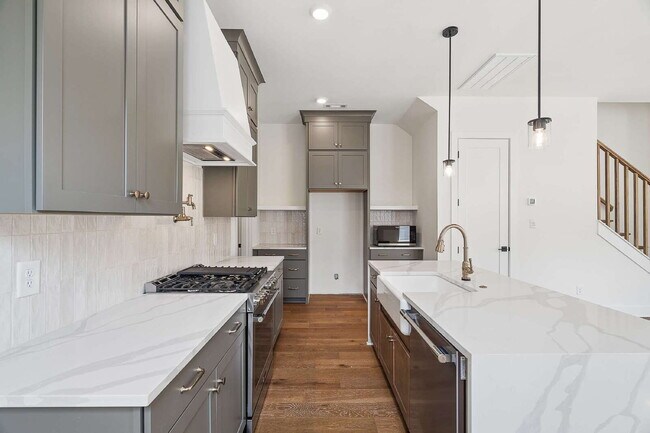 Building Photo - "Chic Nashville Townhouse: 3 Beds, 3 Baths, with Granite Elegance & Cozy Fireplace!"