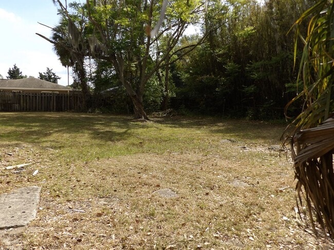 Building Photo - Orange City 3 Bedrooms 2 Bath 900 SQ FT Call Carole Arcaro 386-216-4900