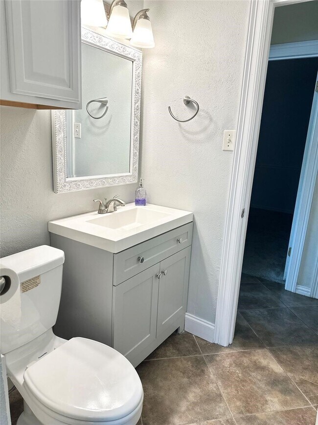 Building Photo - 1126 E Dartmouth Ln