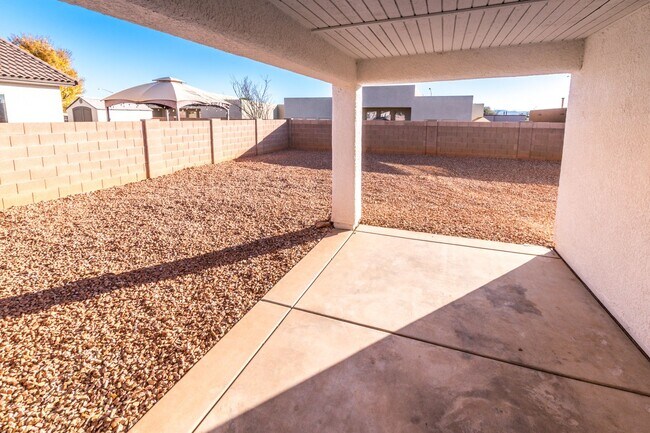 Building Photo - 4 Bedroom, 2 Bath, Split Floor Plan, 2 Car Garage, Central A/C