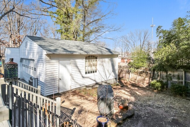 Building Photo - Charming 2 Bed/2 Bath Home in Greensboro, ...