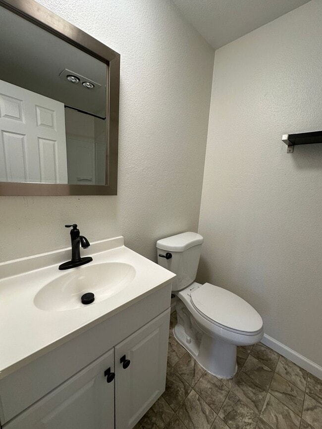 Building Photo - Three Bedroom Home in North Salem with New...