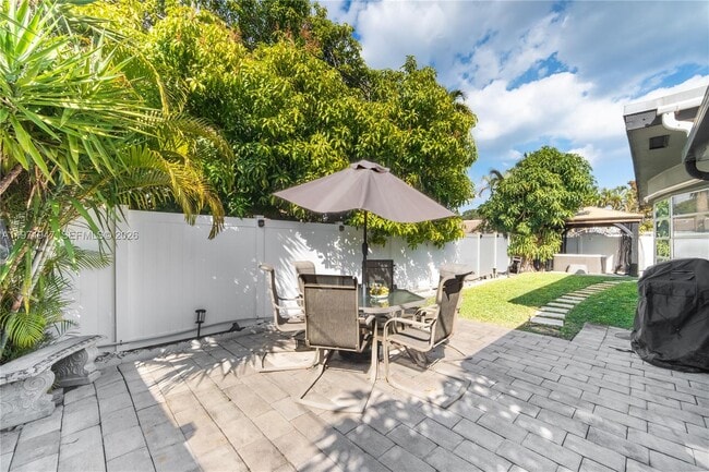 Building Photo - 2121 NE 62nd St