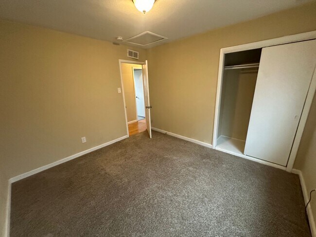 Building Photo - Great Location! Charming Ranch in University Hills- Large Lot!