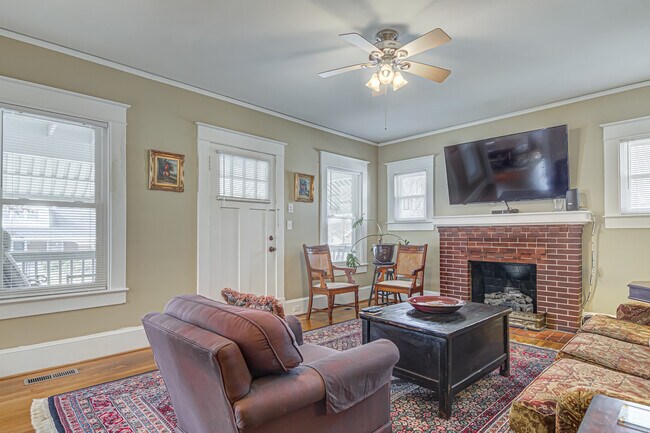 Building Photo - 707 Mayflower Dr