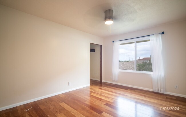 Building Photo - 3 bd / 2 ba Upstairs Unit in a Triplex