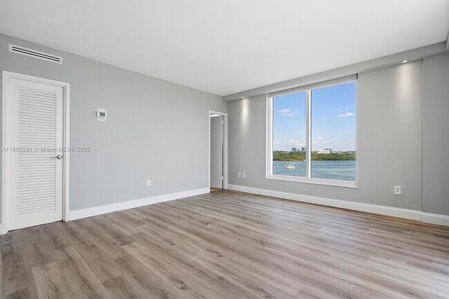 Building Photo - 10350 W Bay Harbor Dr