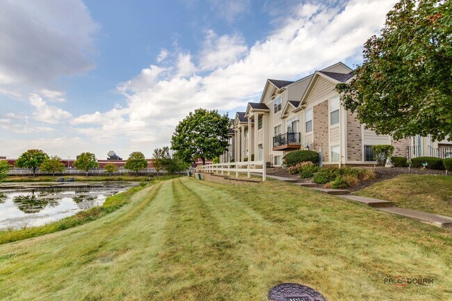 Building Photo - 921 Summit Creek Dr