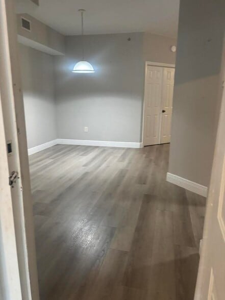 Building Photo - 350 Crestwood Cir