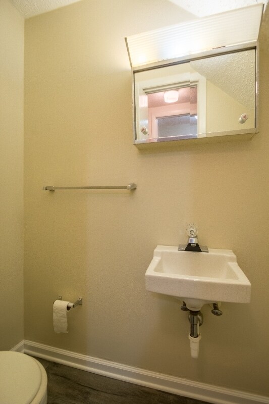 Building Photo - 221 Peppertree Ln