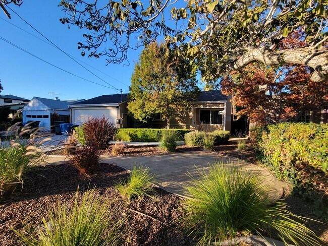 Building Photo - Updated Home in Palo Alto Available with Air Conditioning
