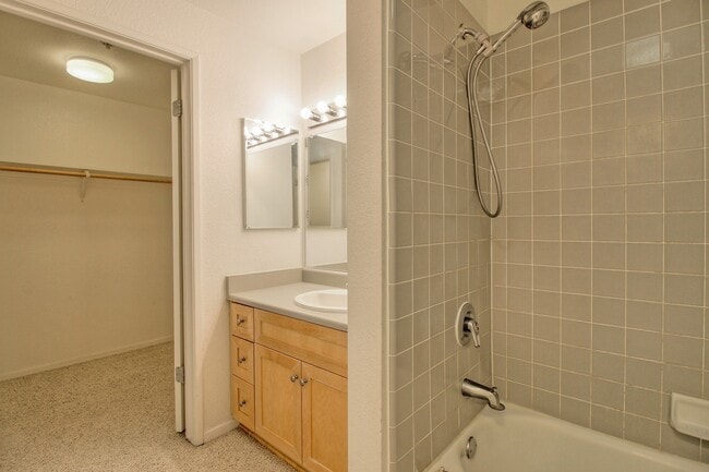 Building Photo - Spacious 1 Bedroom Loft at Ryland Mews