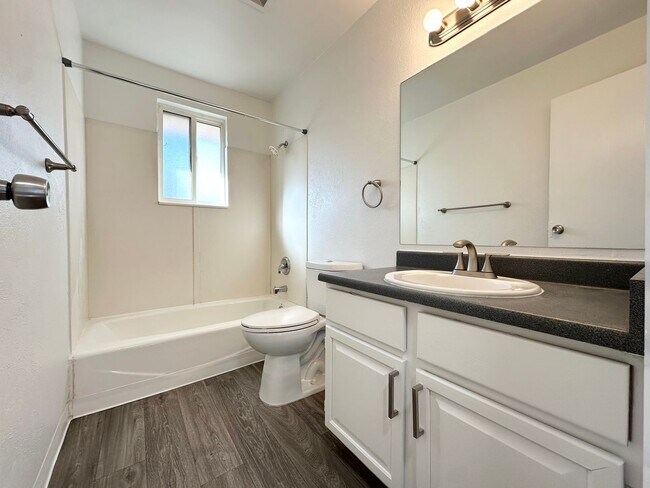 Building Photo - Bright and Spacious Duplex Style Home with HUGE Fenced in Backyard!!!