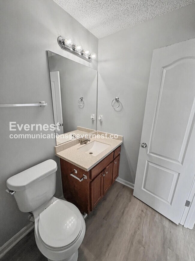 Building Photo - 3 Bed, 2.5 Bath Home with Off-Street Parking / Pet-Friendly / Available Now!