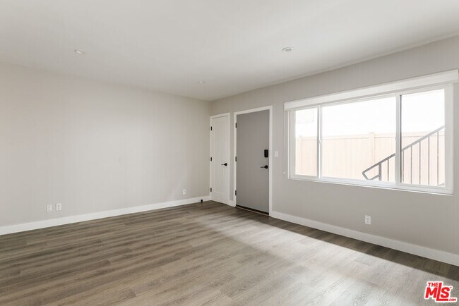 Building Photo - 1307 Tamarind Ave
