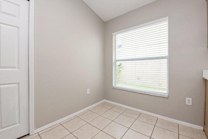 Building Photo - 2603 Spring Hill Dr
