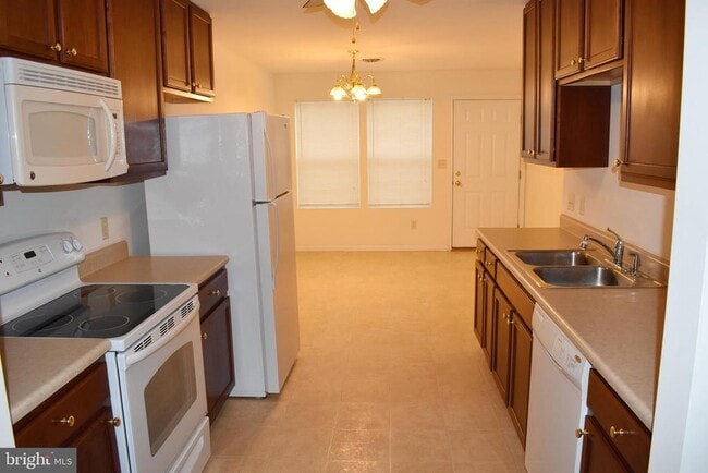 Building Photo - 2725 Roosevelt Dr