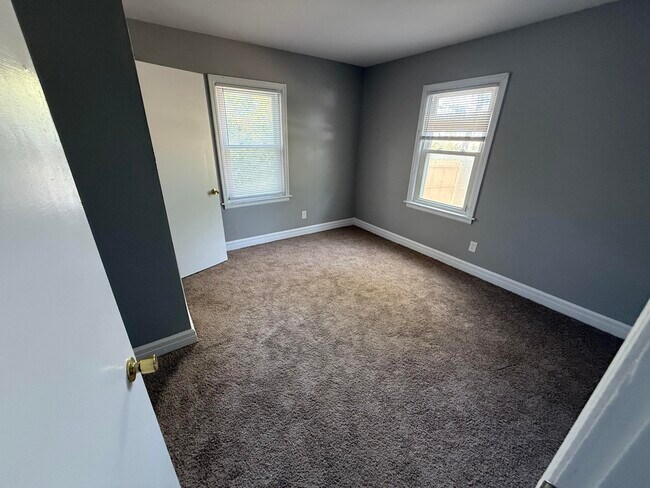 Building Photo - 2111 Old Paris Rd