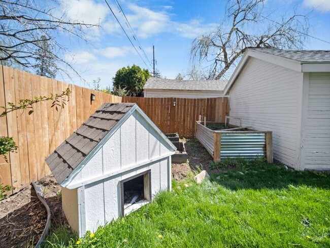 Building Photo - Spacious 4-Bedroom Home w/large Outdoor Sp...