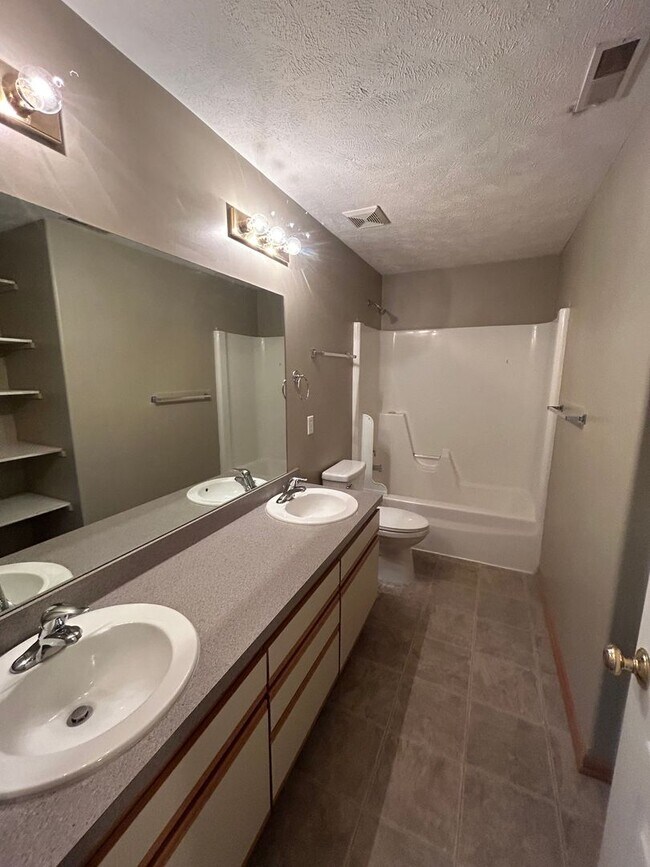 Building Photo - 6630 Shadow Pines Dr