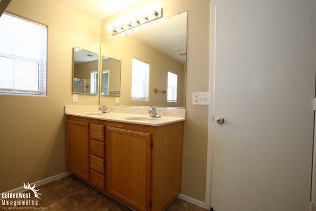 Building Photo - Beautiful Two Story 3Bdm 2.5Ba Home in Nor...