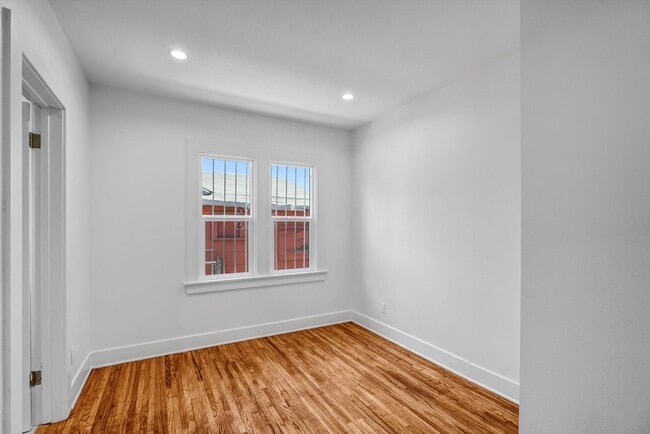 Building Photo - 1413 E 76th Pl