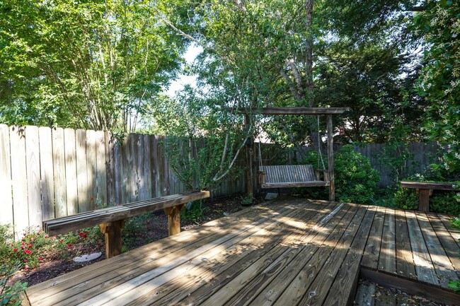 Building Photo - 4 BR / 2.5 BA – RARE FIND IN ROCKY BAYOU