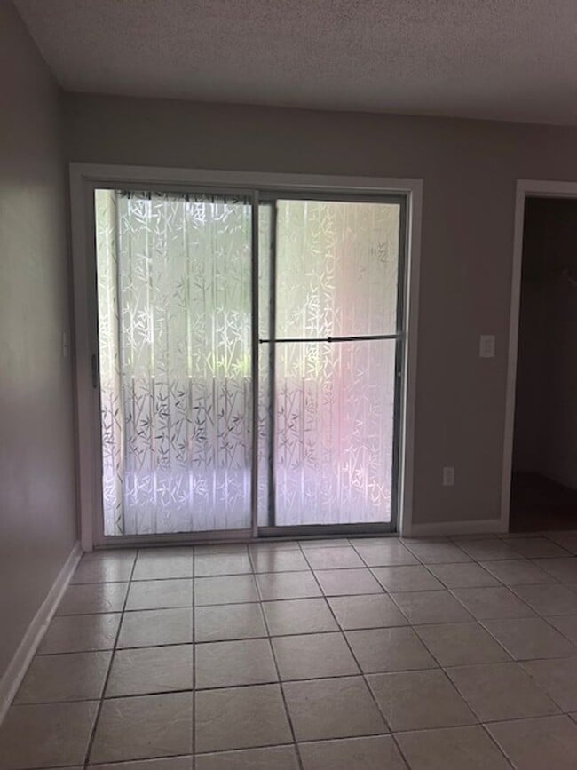 Building Photo - Newly Renovated Two Bedroom Condo Available! Move In Ready!
