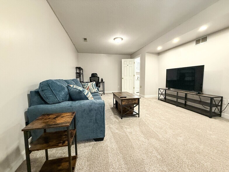 Building Photo - 1702 Garrison Pl