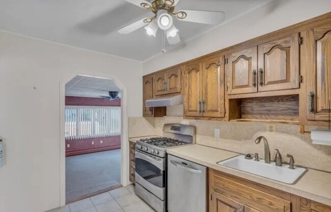 Building Photo - 1308 Sunnyfield Dr