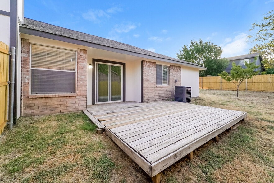 Building Photo - 6732 Woodsmoke Way