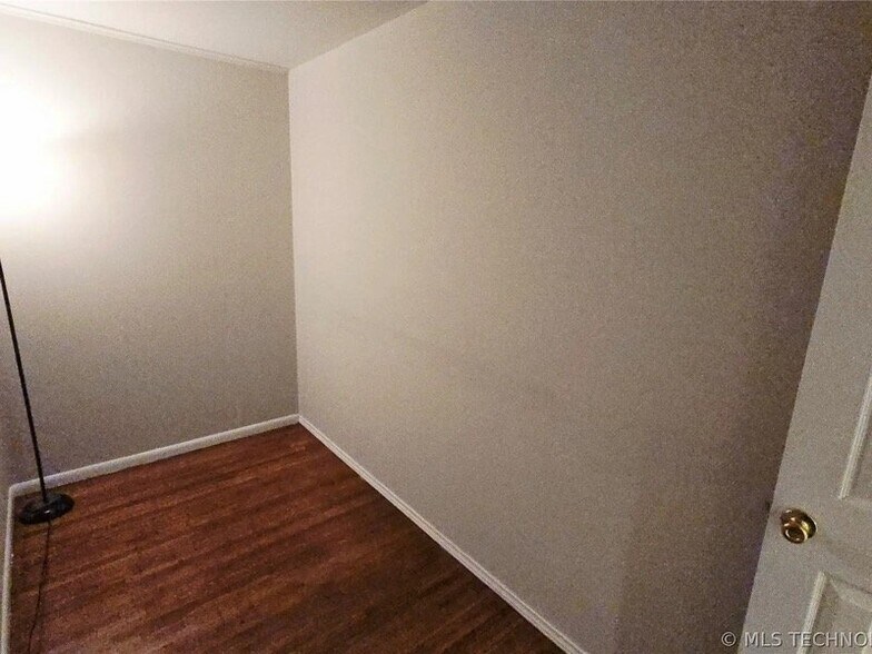 Building Photo - 1056 Autumn Crest Dr