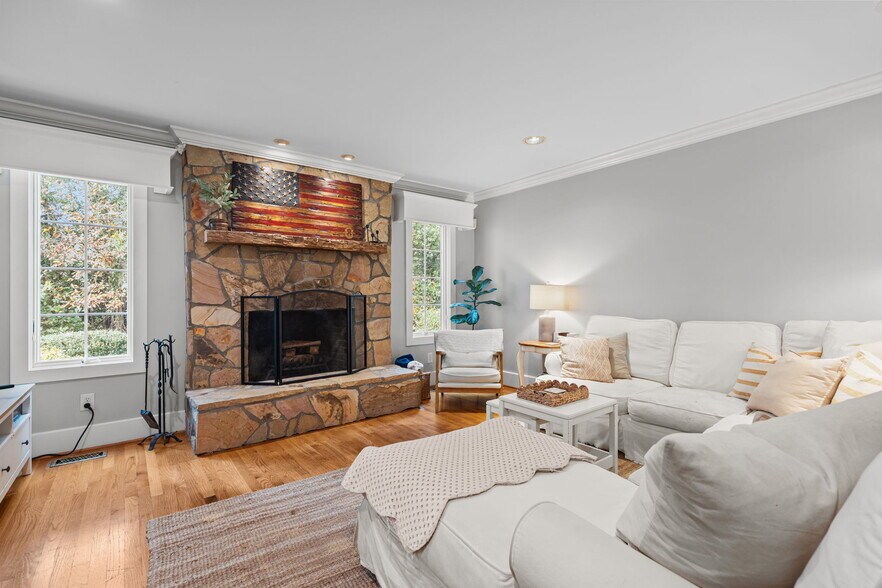 Building Photo - 2050 Midland Rd