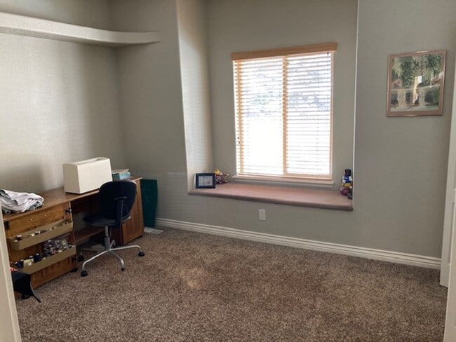 Building Photo - Charming Home